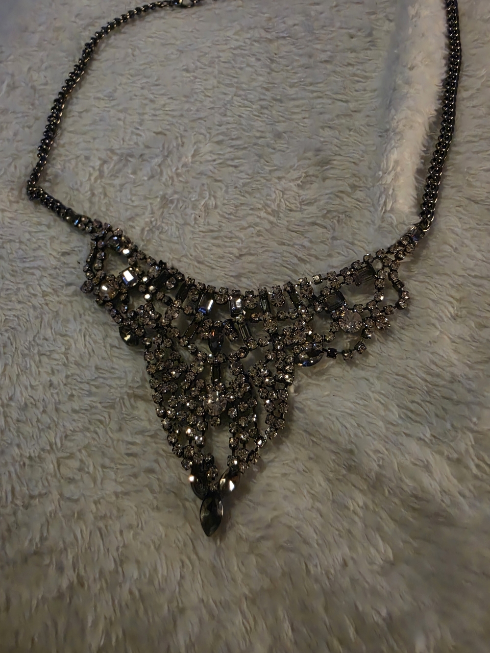 Gold and Red Crystal Choker Necklace - Elegant Women's Jewelry - Picture 4 of 8